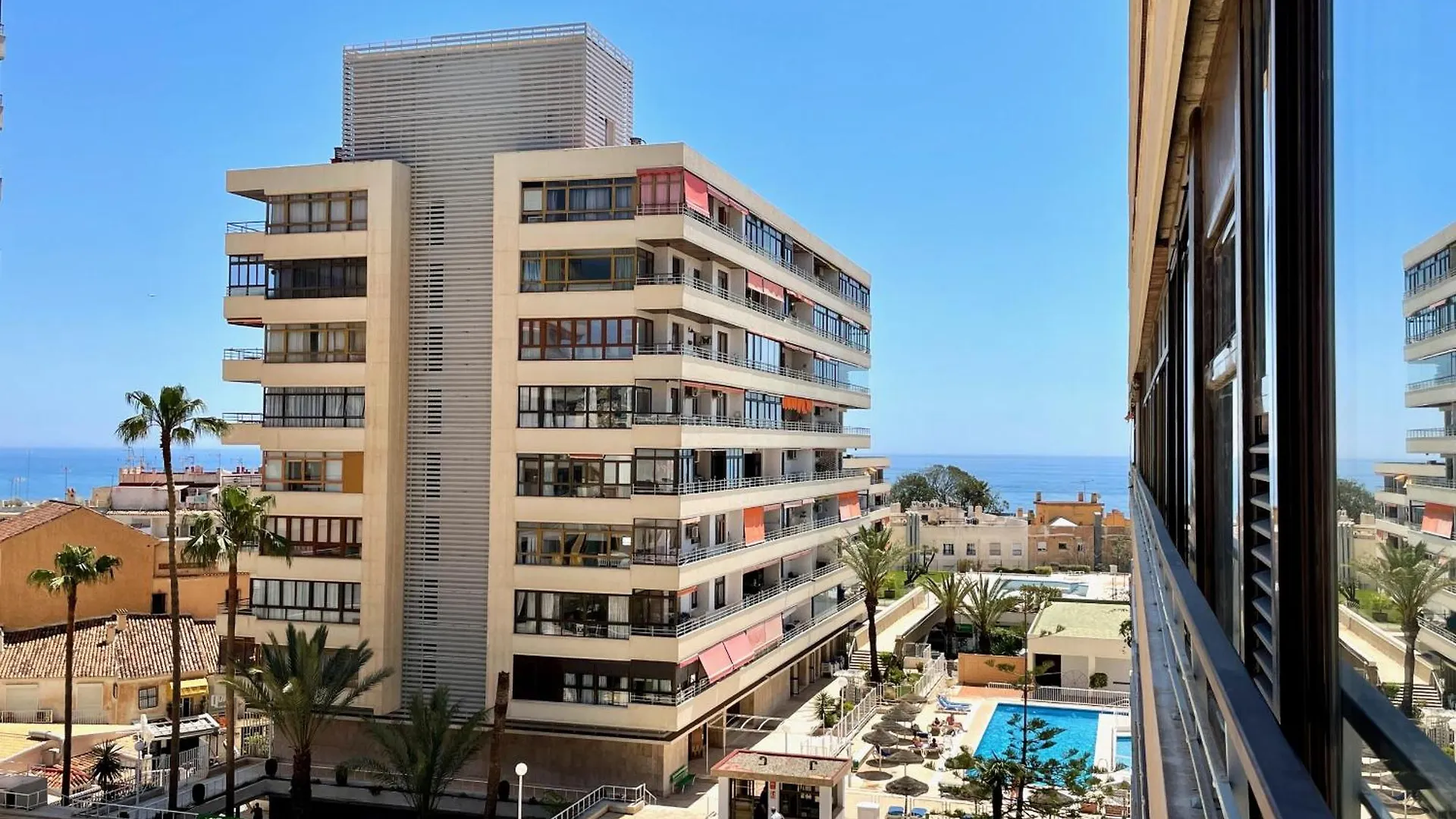 Exquisite Central 2 Bedroom Apt, Pool, Views location